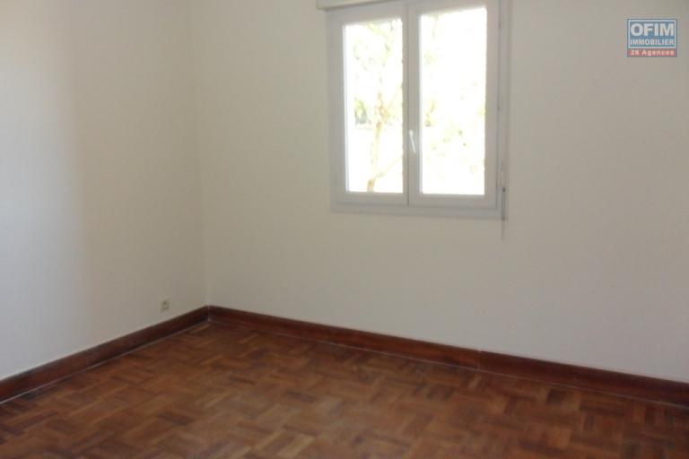 Un appartement T2 dans une résidence à 15mn en voiture du Lycée à Ambatobe ( CONTACT LALAINA 034 08 583 76 )