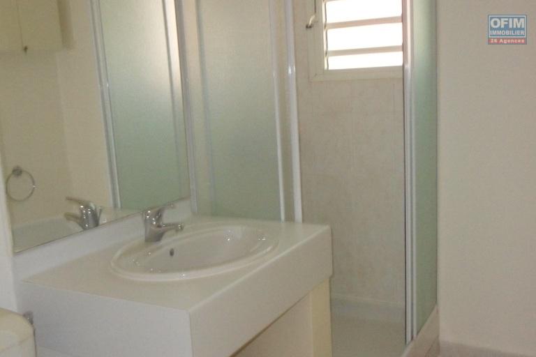 Un appartement T2 dans une r&eacute;sidence &agrave; 15mn en voiture du Lyc&eacute;e &agrave; Ambatobe ( CONTACT LALAINA )