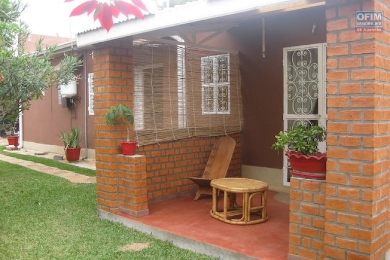 A louer une coquette villa basse meublée de type F3 dans une résidence sécurisée à Ambohibao