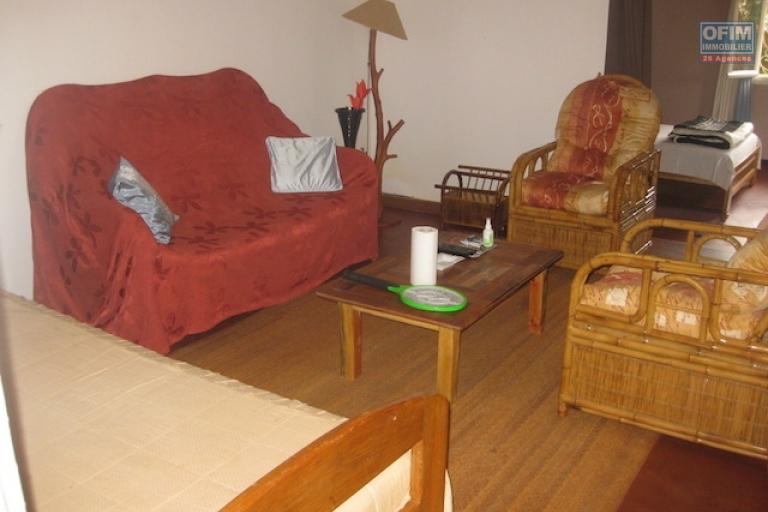 A louer une coquette villa basse meublée de type F3 dans une résidence sécurisée à Ambohibao