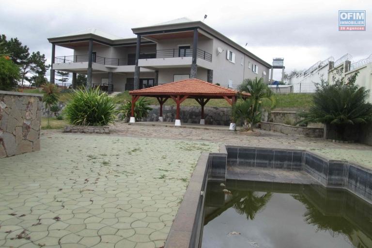 A vendre une belle propriété de 5200 m2 composée de deux villas à Ampitatafika- Antananarivo