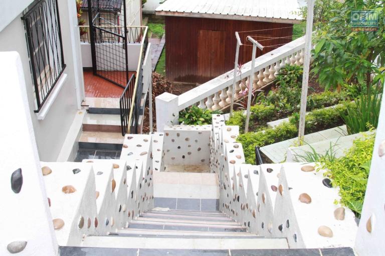 A louer une  belle villa à deux étages de type F10 dans un quartier résidentiel  à Ampahibe