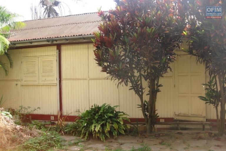 A louer une  belle villa à deux étages de type F10 dans un quartier résidentiel  à Ampahibe