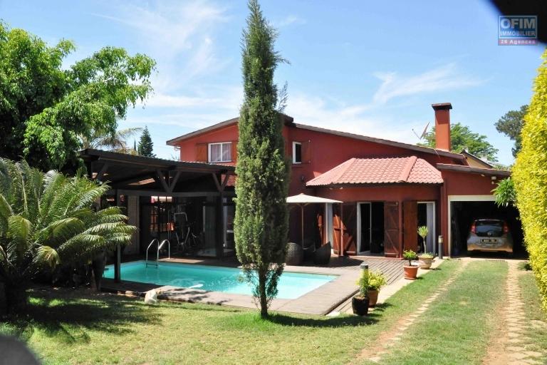 A vendre  villa F5 avec piscine &agrave; Mandrosoa Ivato sur 200M2 de surface habitable. Contact Mr Jacky