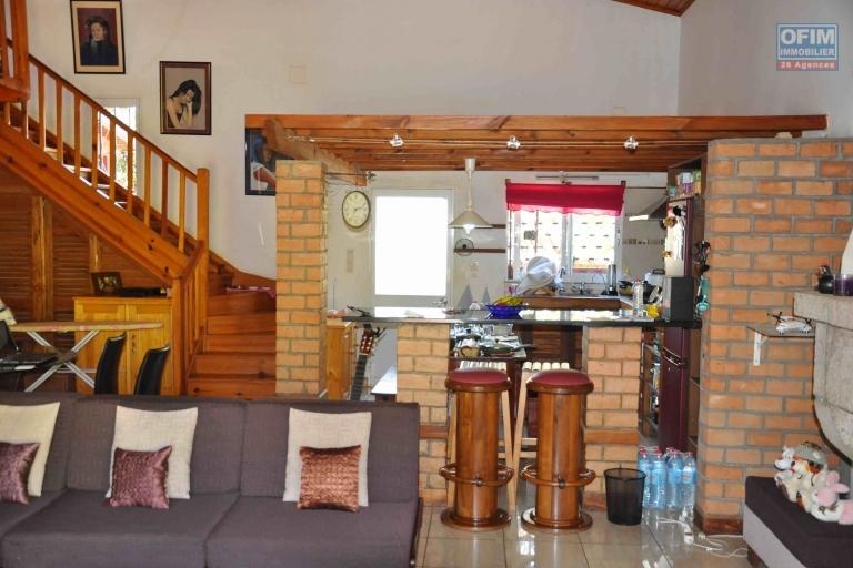 A vendre  villa F5 avec piscine &agrave; Mandrosoa Ivato sur 200M2 de surface habitable. Contact Mr Jacky