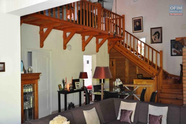A vendre  villa F5 avec piscine &agrave; Mandrosoa Ivato sur 200M2 de surface habitable. Contact Mr Jacky