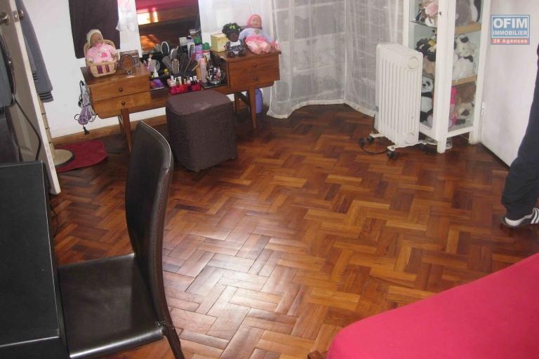 A vendre  villa F5 avec piscine &agrave; Mandrosoa Ivato sur 200M2 de surface habitable. Contact Mr Jacky