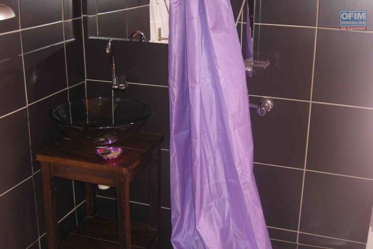 A vendre  villa F5 avec piscine &agrave; Mandrosoa Ivato sur 200M2 de surface habitable. Contact Mr Jacky