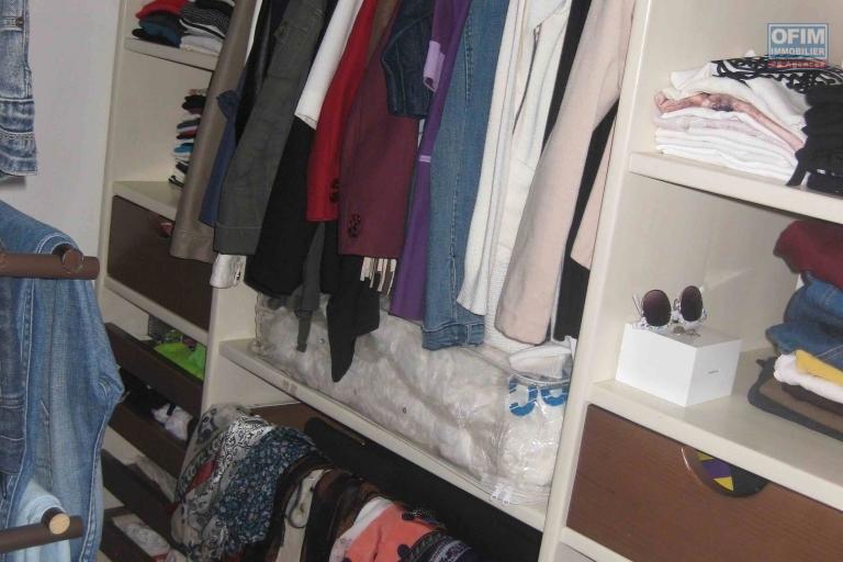 A vendre  villa F5 avec piscine &agrave; Mandrosoa Ivato sur 200M2 de surface habitable. Contact Mr Jacky