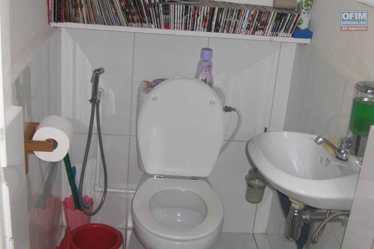 A vendre  villa F5 avec piscine &agrave; Mandrosoa Ivato sur 200M2 de surface habitable. Contact Mr Jacky