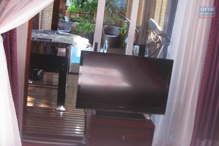 A vendre  villa F5 avec piscine &agrave; Mandrosoa Ivato sur 200M2 de surface habitable. Contact Mr Jacky 034 02 443 04