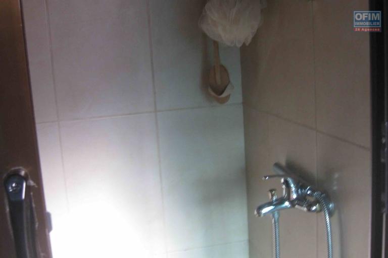 A vendre  villa F5 avec piscine &agrave; Mandrosoa Ivato sur 200M2 de surface habitable. Contact Mr Jacky