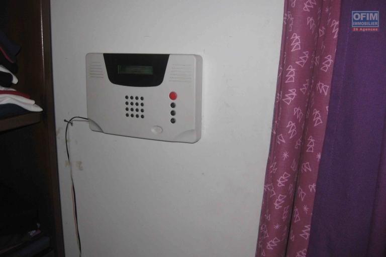 A vendre  villa F5 avec piscine &agrave; Mandrosoa Ivato sur 200M2 de surface habitable. Contact Mr Jacky