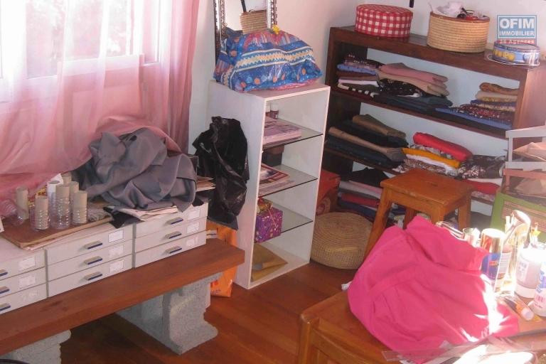 A vendre  villa F5 avec piscine &agrave; Mandrosoa Ivato sur 200M2 de surface habitable. Contact Mr Jacky