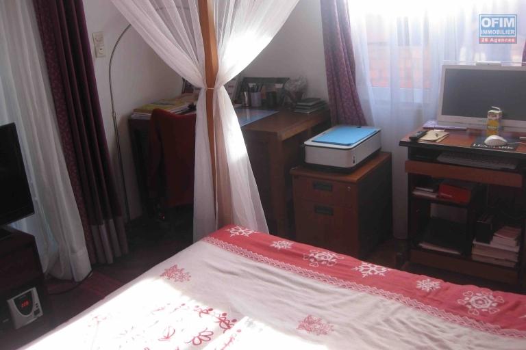 A vendre  villa F5 avec piscine &agrave; Mandrosoa Ivato sur 200M2 de surface habitable. Contact Mr Jacky