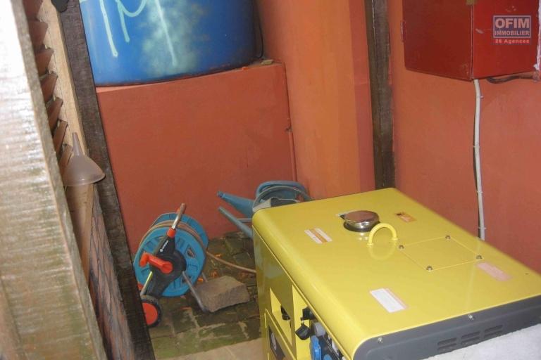 A vendre  villa F5 avec piscine &agrave; Mandrosoa Ivato sur 200M2 de surface habitable. Contact Mr Jacky