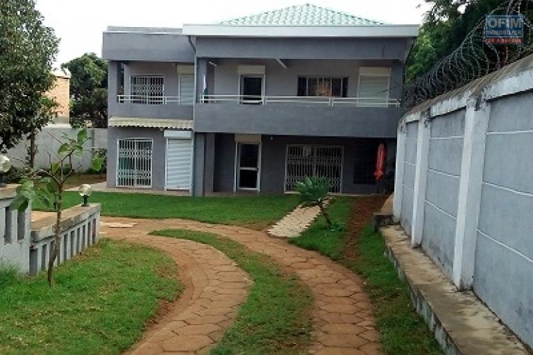 A louer une villa moderne à étage de type F6 se situe à Ambohijanahary Ambohibao à 5 mn de l'école primaire C française