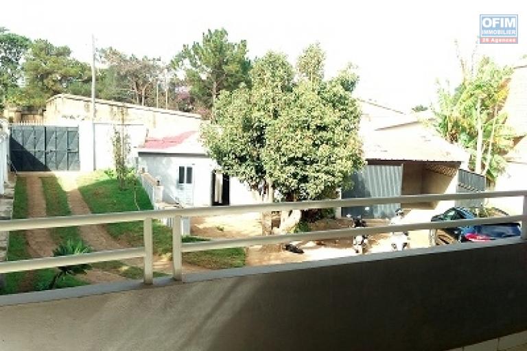 A louer une villa moderne à étage de type F6 se situe à Ambohijanahary Ambohibao à 5 mn de l'école primaire C française