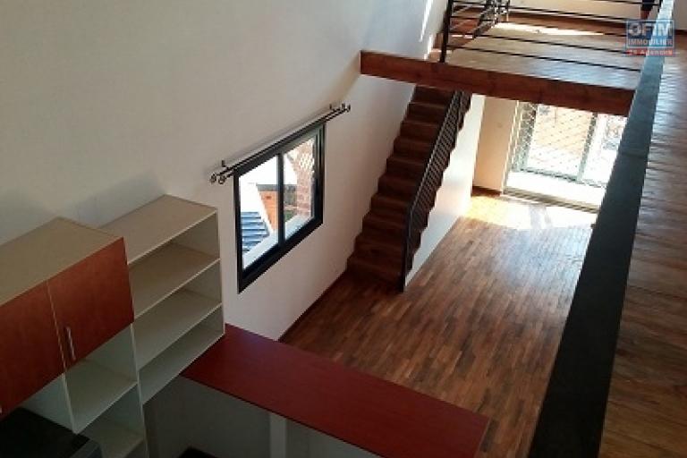 A louer un luxueux appartement de type T3 avec mezzanine dans une résidence à Ambohimiandra à 3 mn de l'école BIRD (NON DISPONIBLE)