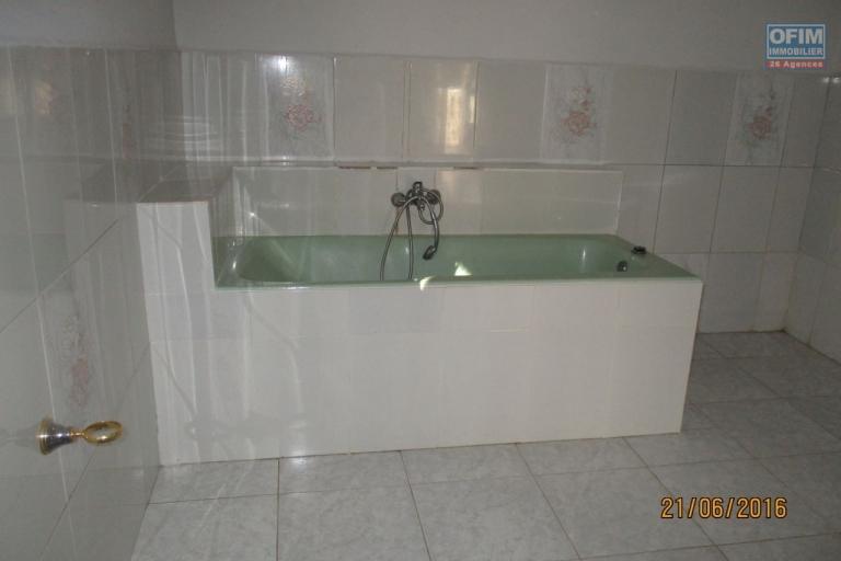OFIM offre en location une belle Villa F6 avec piscine à Ambohitrarahaba, Contact Francia 034 02 218 69