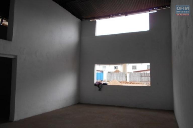 A louer un entrepôt de 320m2 dans un quartier calme à Fotrohafana Ivato