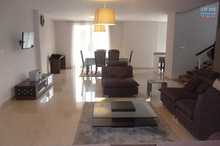 A louer un duplex de haut standing de type T5 dans une r&eacute;sidence bien s&eacute;curis&eacute;e dans le centre ville situ&eacute; au cit&eacute; planton. Contact Mr Jacky 034 02 443 04