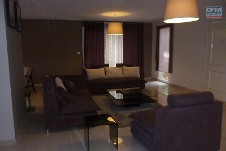 A louer un duplex de haut standing de type T5 dans une r&eacute;sidence bien s&eacute;curis&eacute;e dans le centre ville situ&eacute; au cit&eacute; planton. Contact Mr Jacky