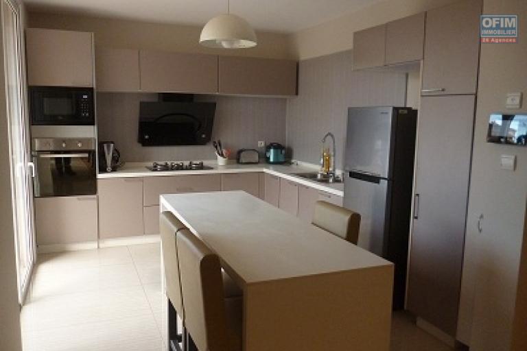 A louer un duplex de haut standing de type T5 dans une résidence bien sécurisée dans le centre ville situé au cité planton. Contact Mr Jacky 034 02 443 04