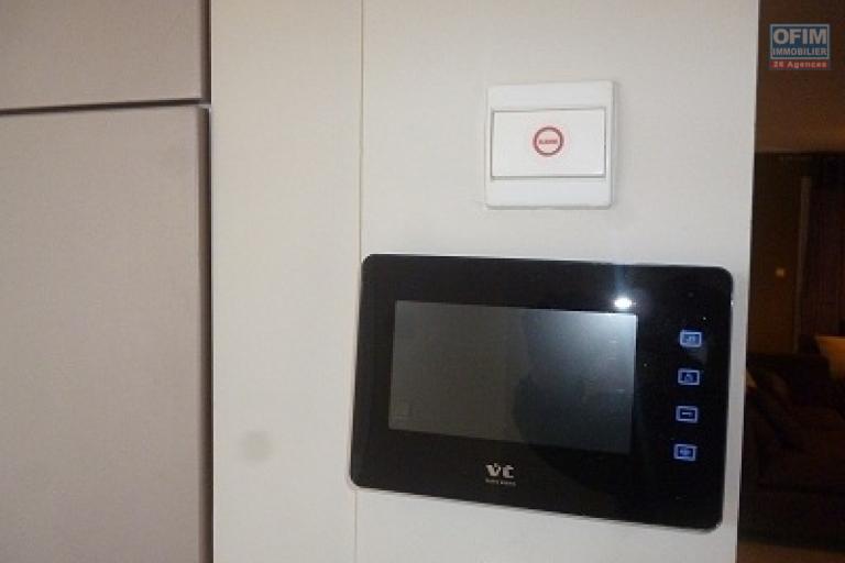 A louer un duplex de haut standing de type T5 dans une r&eacute;sidence bien s&eacute;curis&eacute;e dans le centre ville situ&eacute; au cit&eacute; planton. Contact Mr Jacky 034 02 443 04