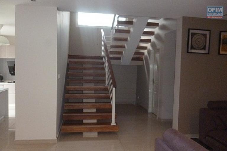 A louer un duplex de haut standing de type T5 dans une r&eacute;sidence bien s&eacute;curis&eacute;e dans le centre ville situ&eacute; au cit&eacute; planton. Contact Mr Jacky