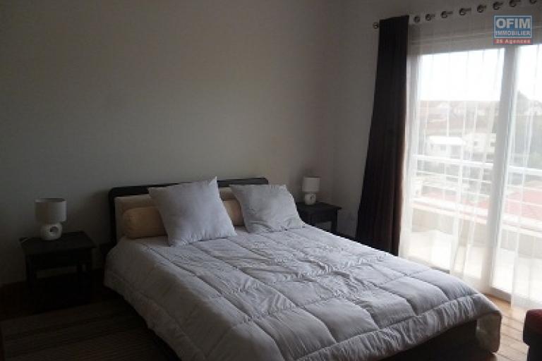 A louer un duplex de haut standing de type T5 dans une r&eacute;sidence bien s&eacute;curis&eacute;e dans le centre ville situ&eacute; au cit&eacute; planton. Contact Mr Jacky 034 02 443 04