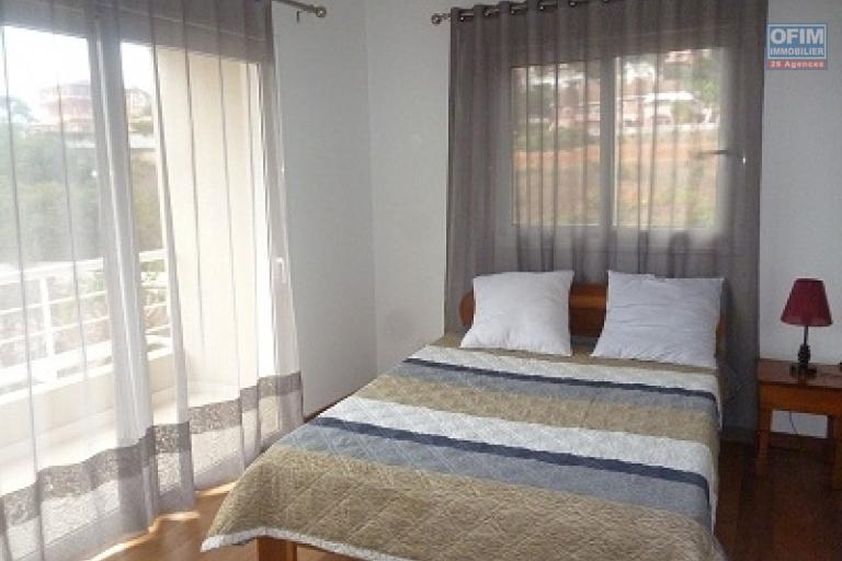 A louer un duplex de haut standing de type T5 dans une r&eacute;sidence bien s&eacute;curis&eacute;e dans le centre ville situ&eacute; au cit&eacute; planton. Contact Mr Jacky