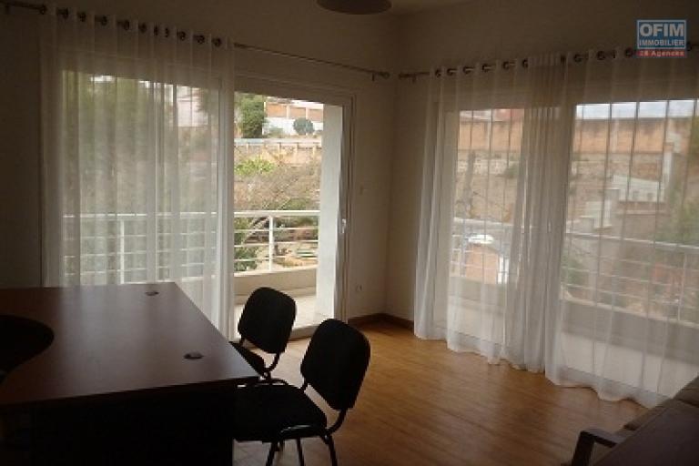 A louer un duplex de haut standing de type T5 dans une r&eacute;sidence bien s&eacute;curis&eacute;e dans le centre ville situ&eacute; au cit&eacute; planton. Contact Mr Jacky