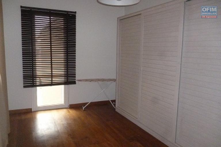 A louer un duplex de haut standing de type T5 dans une r&eacute;sidence bien s&eacute;curis&eacute;e dans le centre ville situ&eacute; au cit&eacute; planton. Contact Mr Jacky