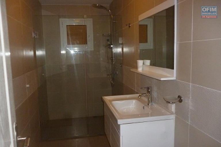 A louer un duplex de haut standing de type T5 dans une r&eacute;sidence bien s&eacute;curis&eacute;e dans le centre ville situ&eacute; au cit&eacute; planton. Contact Mr Jacky 034 02 443 04