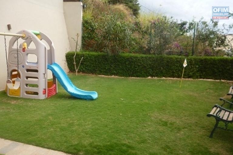 A louer un duplex de haut standing de type T5 dans une r&eacute;sidence bien s&eacute;curis&eacute;e dans le centre ville situ&eacute; au cit&eacute; planton. Contact Mr Jacky 034 02 443 04