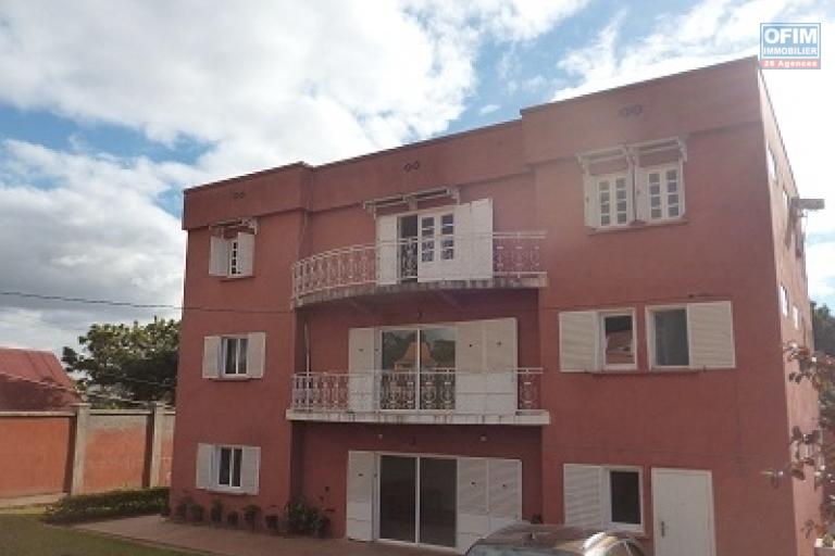 A louer un appartement de type F4 dans un immeuble de R+2 se situe à Talatamaty Antanetibe dans un quartier résidentiel (NON DISPONIBLE)