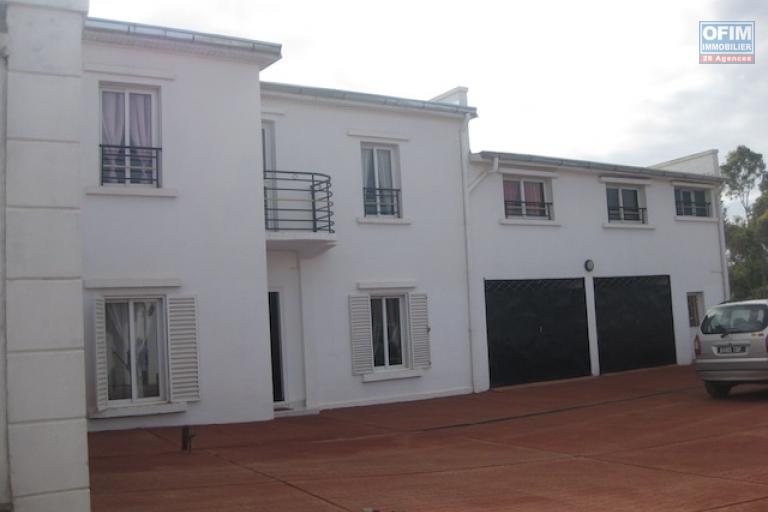 A louer une belle villa à étage  neuve et meublée de type F5 dans un quartier résidentiel à Talatamaty