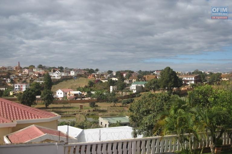 A louer une belle villa à étage  neuve et meublée de type F5 dans un quartier résidentiel à Talatamaty (Non disponible)