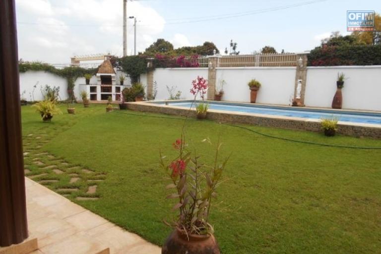 Une villa F5 avec piscine et jardin à Analamahitsy Antananarivo
