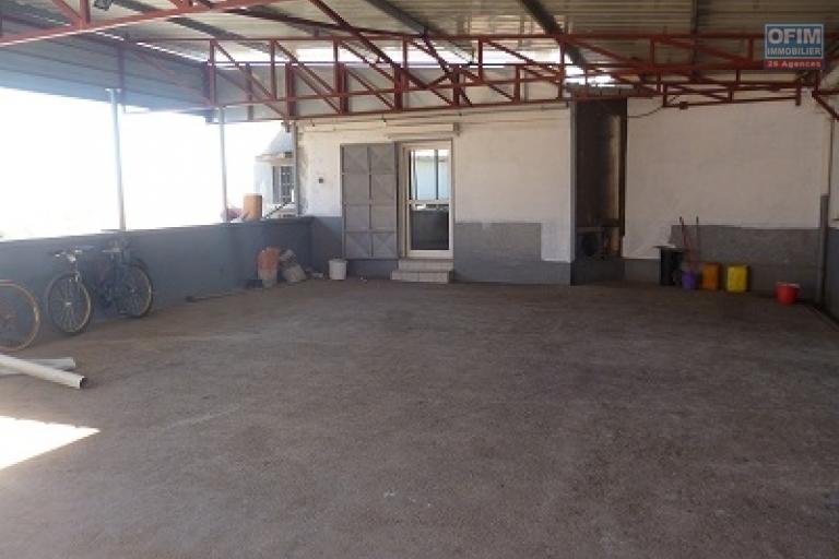 A louer un local commercial avec dépôt bord de route principale dans un quartier fréquenté d'Ambohibao