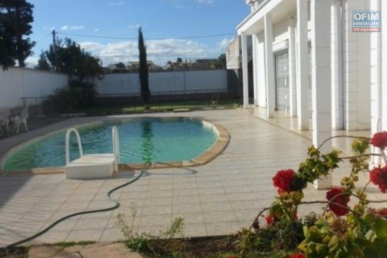 A louer une villa de type F6 avec piscine à Ambohinambo Talatamaty Antananarivo