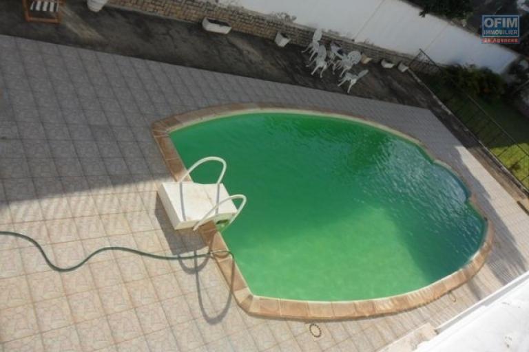 A louer une villa de type F6 avec piscine à Ambohinambo Talatamaty Antananarivo