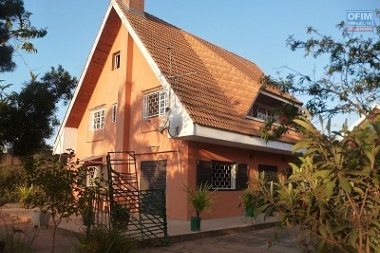 A louer une charmante villa de type F5 bâtie sur un terrain de 4500 m² dans une résidence bien sécurisée et proximité de toutes les commodités sise à Talatamaty
