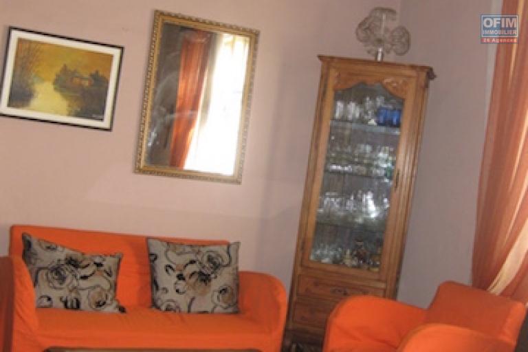 A louer un local pour usage commercial au 1er étage d'une maison bien située en plein centre ville d'Analakely  /