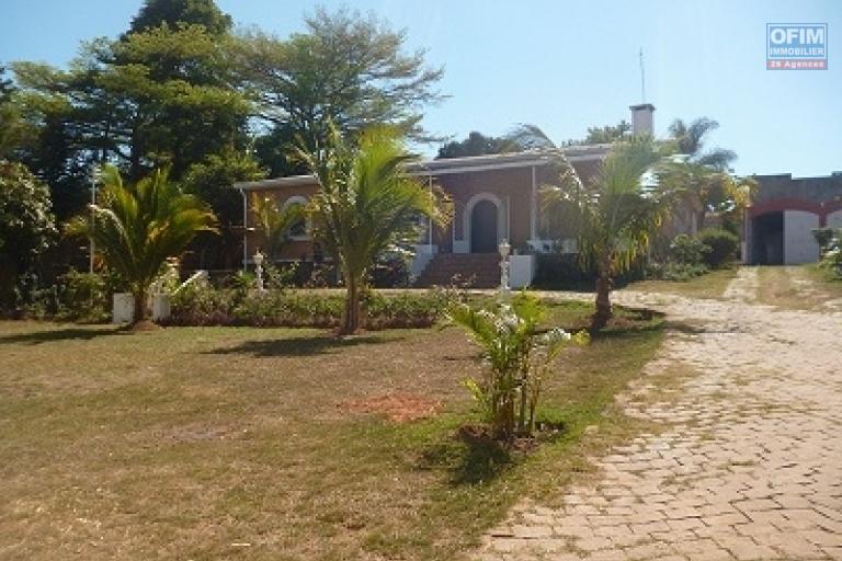 A louer une charmante villa de plein pied type F4 bâtie sur un terrain de 1 700 m2 facile d'accès bord de route sis à Faralaza Talatamaty non loin de l'école primaire française CLAIRE FONTAINE, des centres commerciaux SUPER U et SCORE