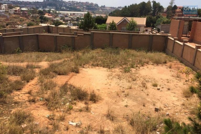 A vendre terrain de 1000 m2 clôturé près du Lycée Francais Ambatobé et Leader Price