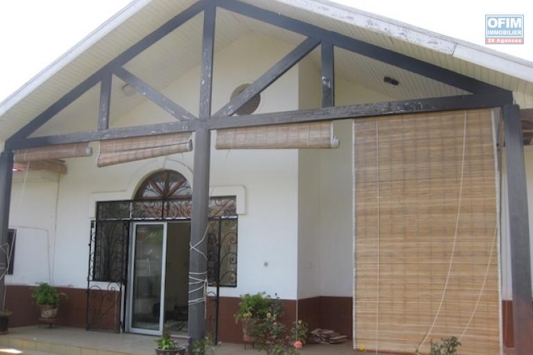 A louer une belle villa F4 dans une résidence bien sécurisée à deux pas du lycée français d'Ambatobe