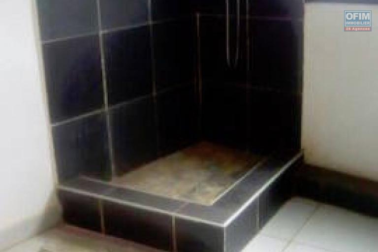 A louer un grand immeuble R+3  idéal pour bureau ou tout type de projet d'activités au bord de la route principale  à Andranomena