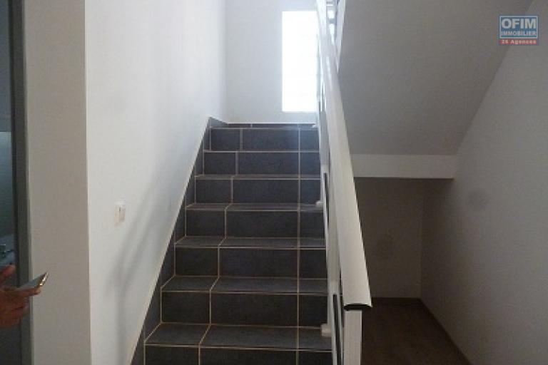 A louer une belle villa moderne semi-meublée à étage de type F5 fraîchement construite sise à Mahatony Soavimasoandro